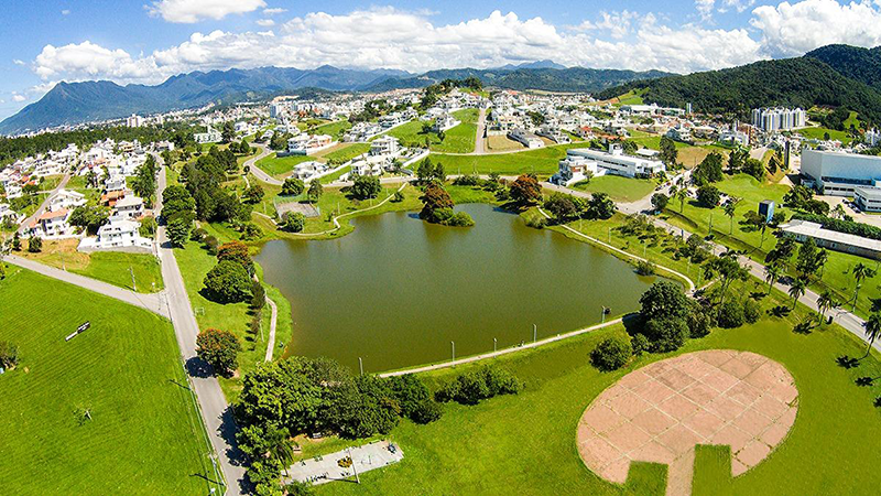Lago e área verde de lazer no bairro Pedra Branca, Palhoça/SC
